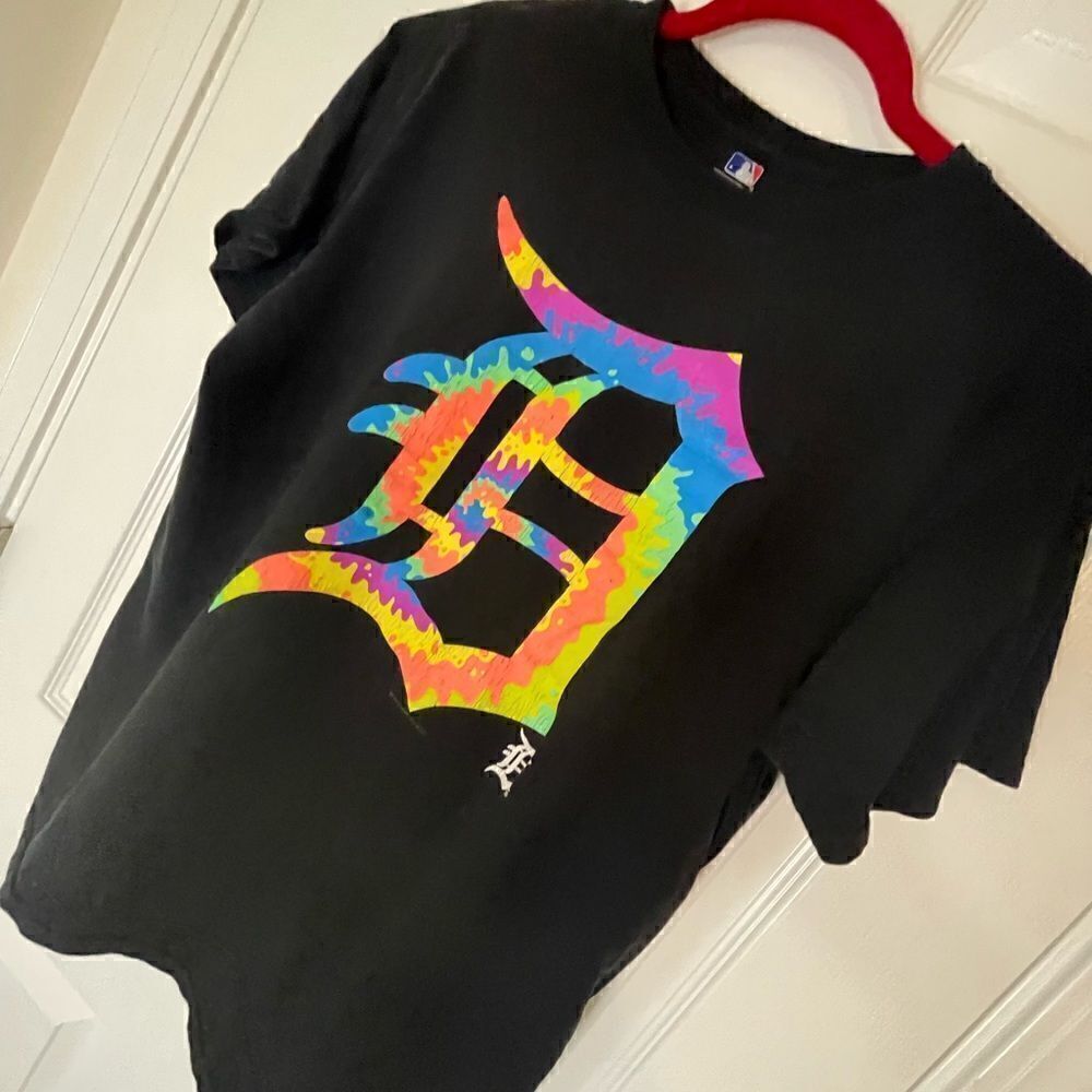 Detroit Tigers MLB Pride t shirt medium.
